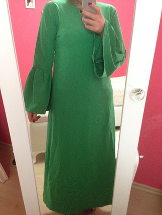 Yeşil bağlamalı elbise kuşağıda var 