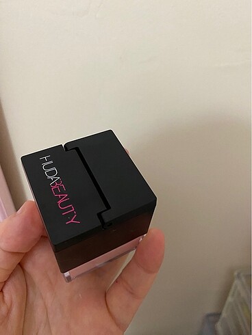 Huda beauty cherry blossom cake pudra