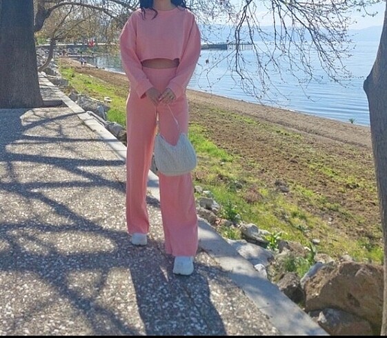Pembe eşofman takımı