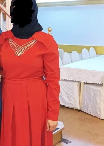 Uzun Kol Zincir Detaylı Kırmızı Tesettür Elbise