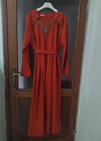 Abiye Uzun Kol Zincir Detaylı Kırmızı Tesettür Elbise