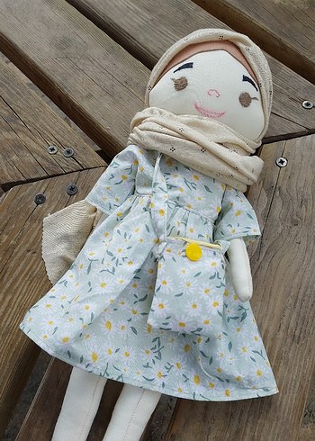 Gri Pastel Tonlarda Bez Bebek . küçük cantasi ve 1 yedek kıyafet - Görsel 2