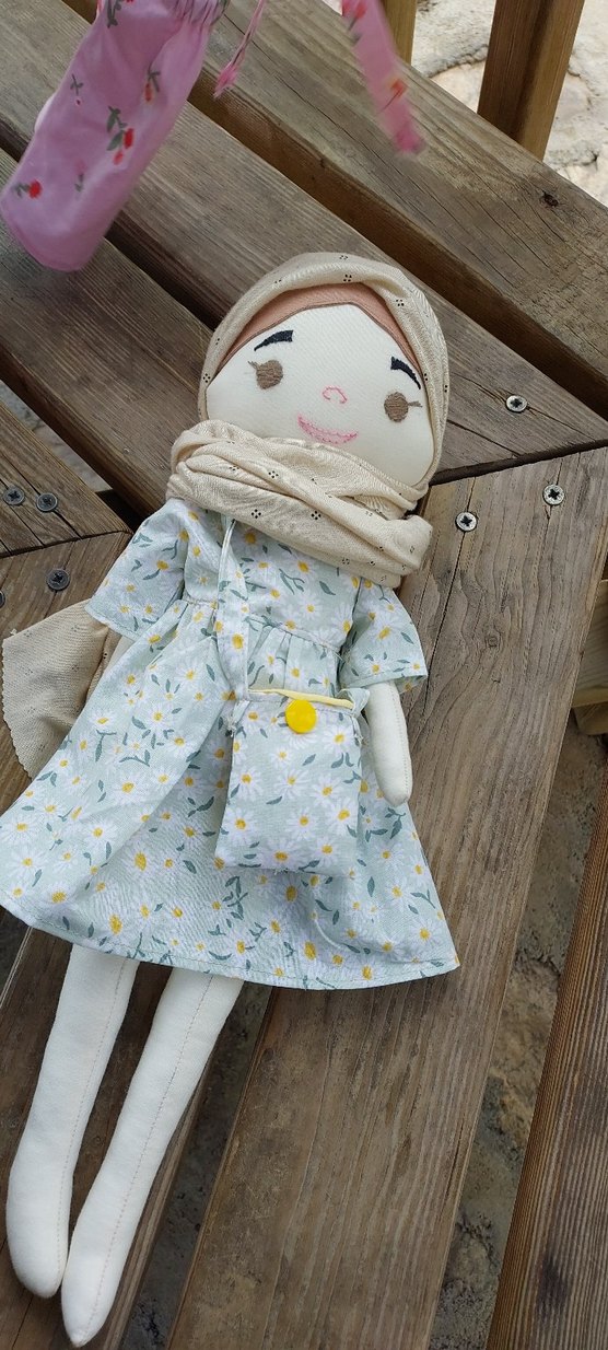 Gri Pastel Tonlarda Bez Bebek . küçük cantasi ve 1 yedek kıyafet - Görsel 4