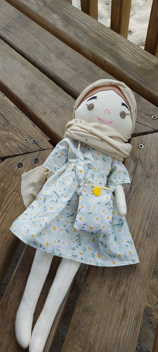 Gri Pastel Tonlarda Bez Bebek . küçük cantasi ve 1 yedek kıyafet - Görsel 2