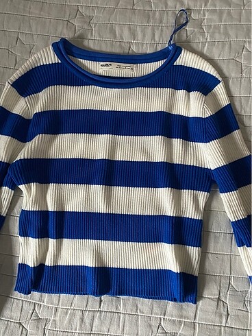 s Beden Pull&Bear crop triko kazak