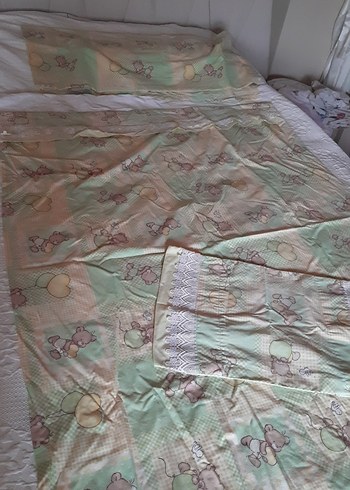 Diğer Bej Pastel Desenli Çocuk Çarşafı ve Yatak Örtüsü