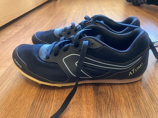 Decathlon çivili koşu ayakkabısı