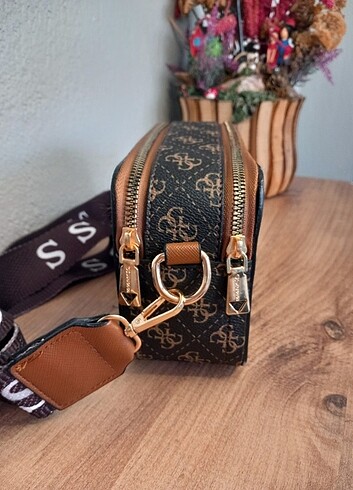 Diğer GUESS KUTU OMUZ ÇANTA