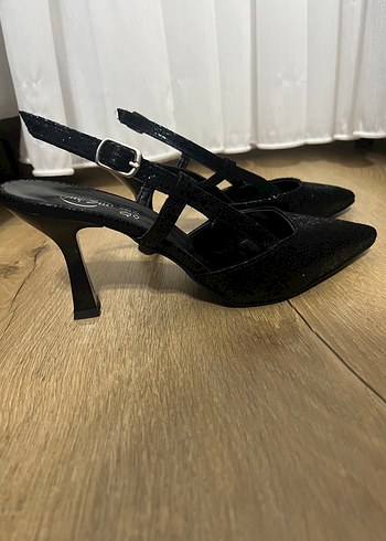 Kemerli Siyah Yılan Desenli Stiletto