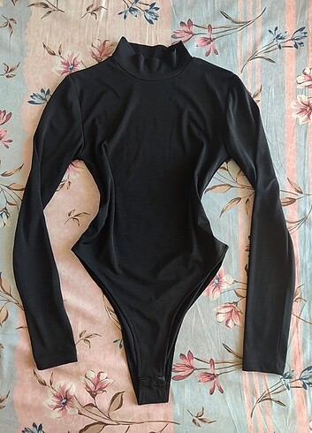 Siyah boğazlı bodysuit