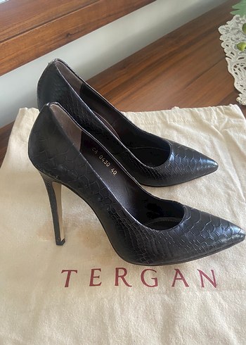Tergan kahverengi Yılan Derisi Desenli Stiletto