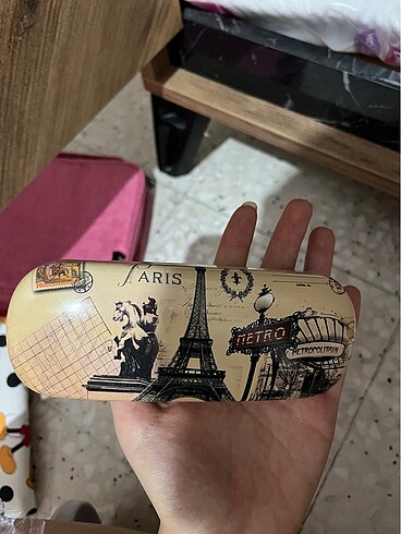 Diğer Paris?ten gözlük kabı