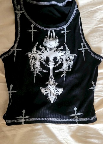 Sheinside Siyah Gotik Haçlı Desenli Kayık Yaka Crop