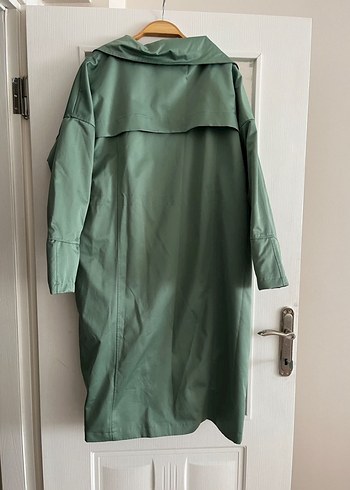 Düğmeli Uzun Yeşil Kadın Yağmurluk - Görsel 2