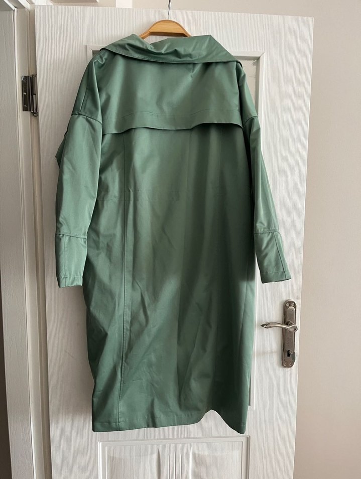 Düğmeli Uzun Yeşil Kadın Yağmurluk - Görsel 2