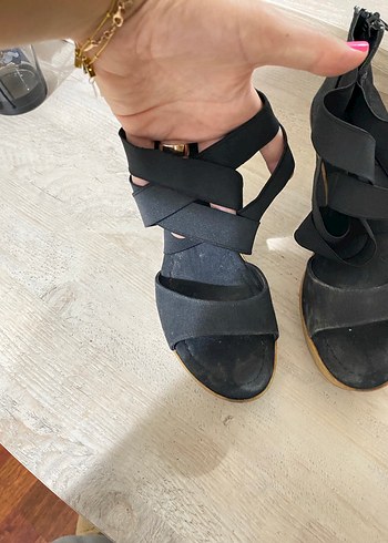 37 Beden Siyah Dolgu Topuklu Kadın