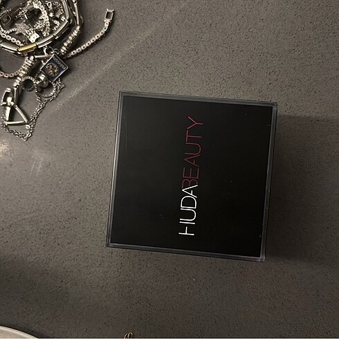 Huda Beauty Pudra