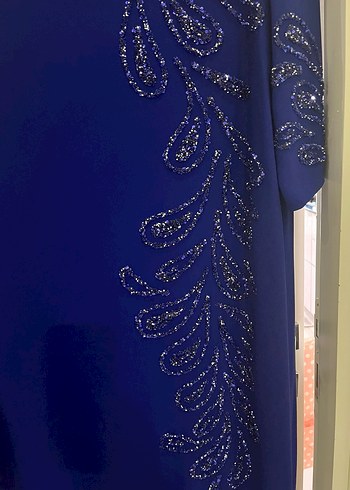 Mavi Nakışlı Uzun Drapeli Kadın Elbise - Görsel 2