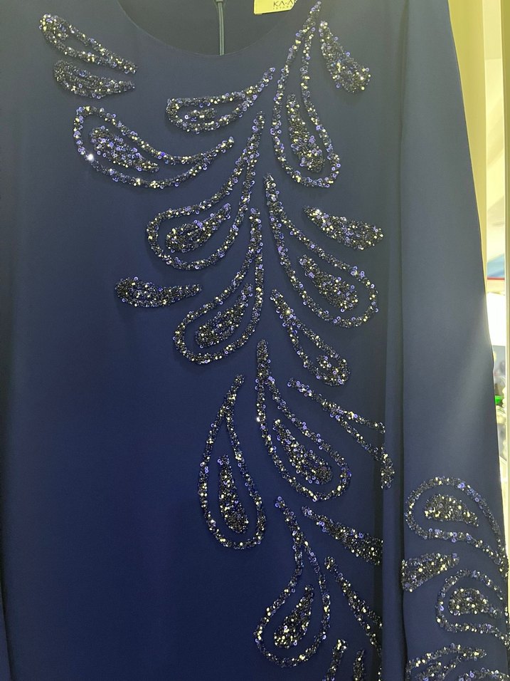 Mavi Nakışlı Uzun Drapeli Kadın Elbise - Görsel 5