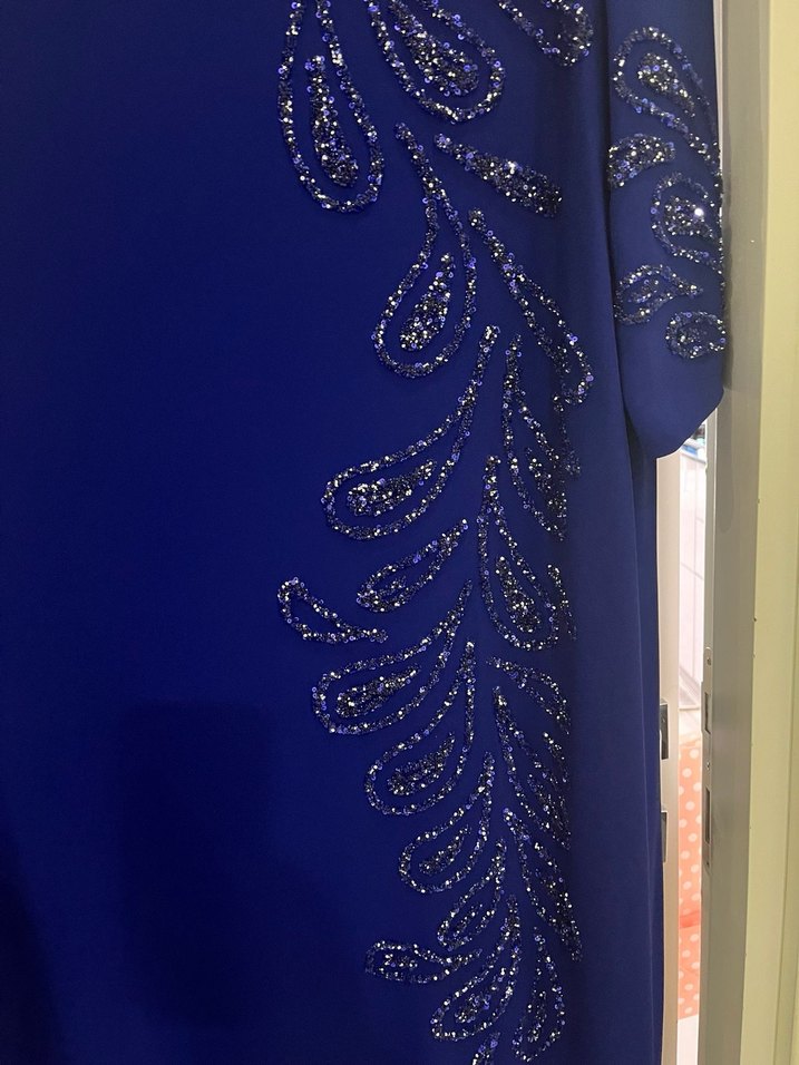 Mavi Nakışlı Uzun Drapeli Kadın Elbise - Görsel 2