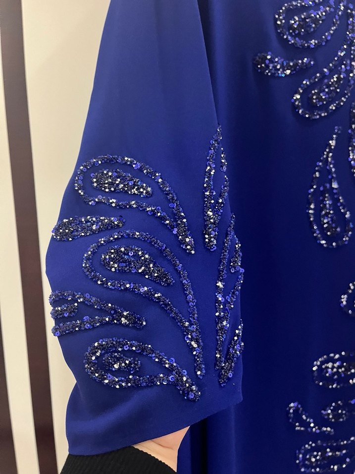 Mavi Nakışlı Uzun Drapeli Kadın Elbise - Görsel 3