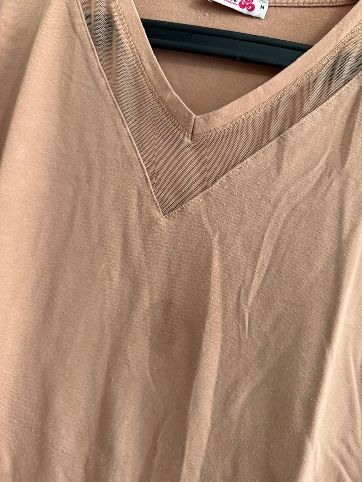 Bej V Yakalı Kadın Tişört - Görsel 2