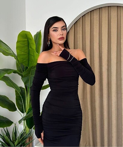 m Beden siyah Renk Çok şık elbise ( ben 2000 TL aldım )
