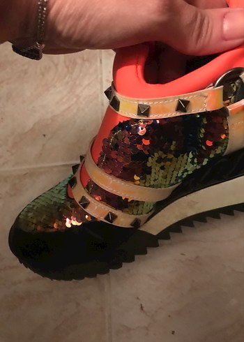 38 Beden Renkli Yılan Desenli Tokalı Kadın Sneakers Bambi marka
