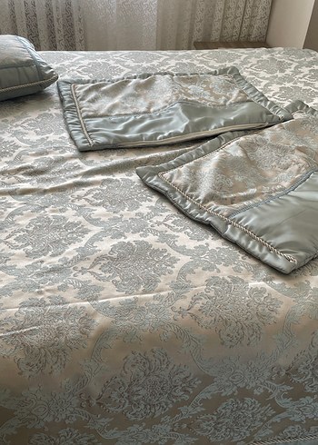 Turkuaz İşlemeli Yatak Örtüsü - Görsel 3