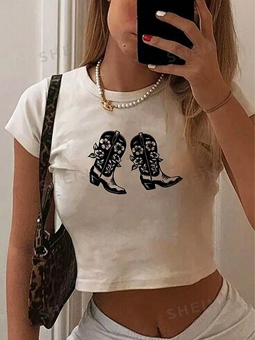 Çizmeli Crop Tişört