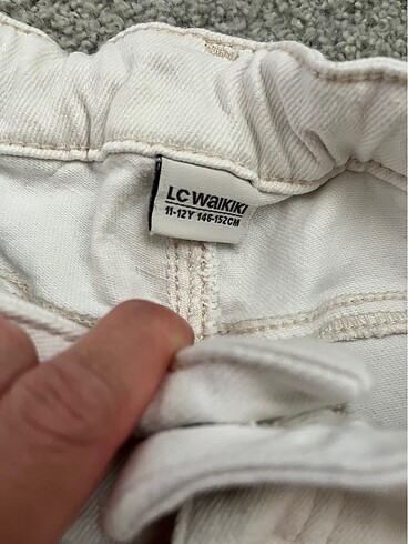 LC Waikiki Lcw marka krem paçası yırtmaçlı beli ayarlanabilir pantolon