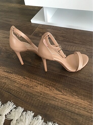 Diğer Nude topuklu sandalet
