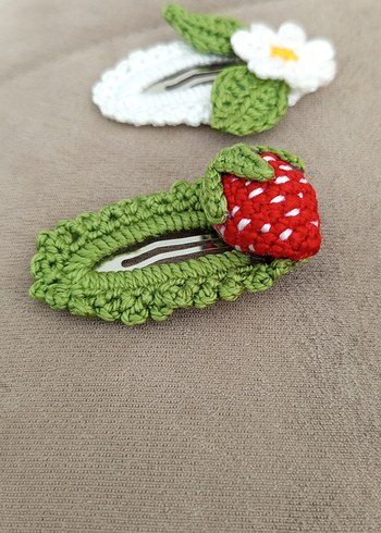 Örgü Çiçekli ve Çilekli Çocuk Toka Seti - Görsel 4