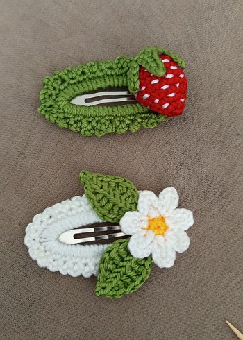 Örgü Çiçekli ve Çilekli Çocuk Toka Seti - Görsel 2