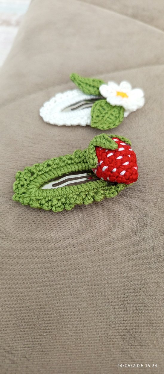 Örgü Çiçekli ve Çilekli Çocuk Toka Seti - Görsel 4