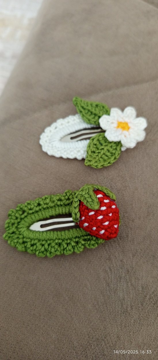 Örgü Çiçekli ve Çilekli Çocuk Toka Seti - Görsel 3