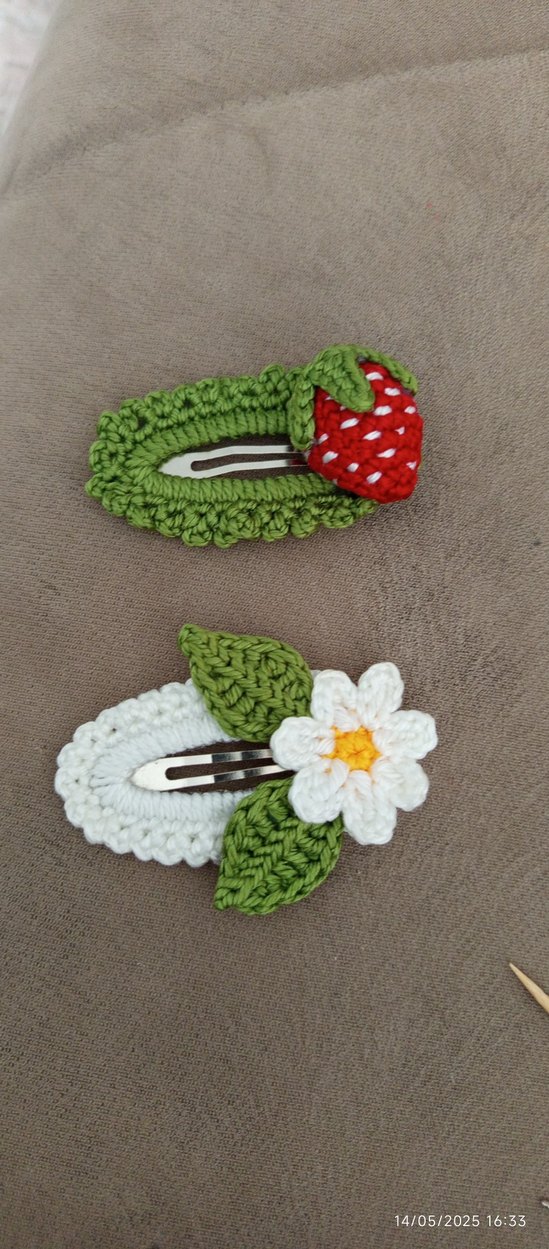 Örgü Çiçekli ve Çilekli Çocuk Toka Seti - Görsel 2