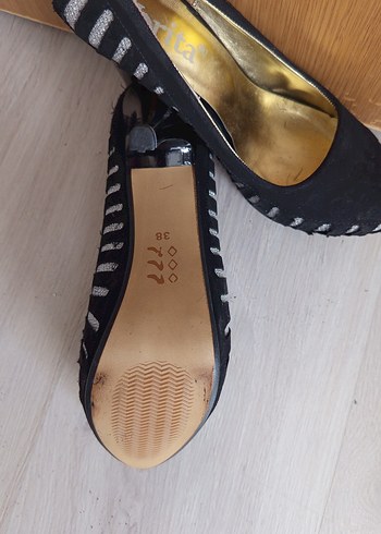 Zebra Desenli Pileli Siyah Stiletto - Görsel 3