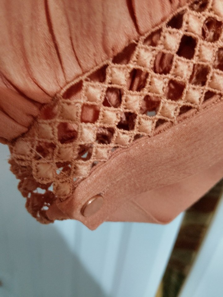 V Yaka Bej Kadın Keten Gömlek - Görsel 3