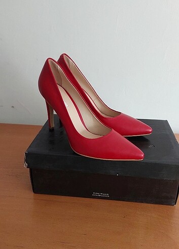 Desa kırmızı stiletto