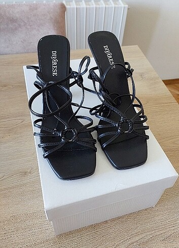 Divarese siyah bağcıkli sandalet