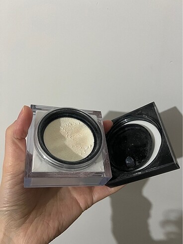 Beden Huda Beauty Pudra