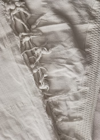 Gri Tonlarda Düz Beyaz Nevresim - Görsel 3