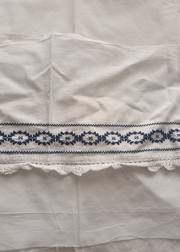 Çiçek Desenli Nakışlı El İşi Örtü - Görsel 3