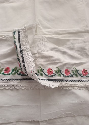 Çiçek Desenli Nakışlı El İşi Örtü - Görsel 2