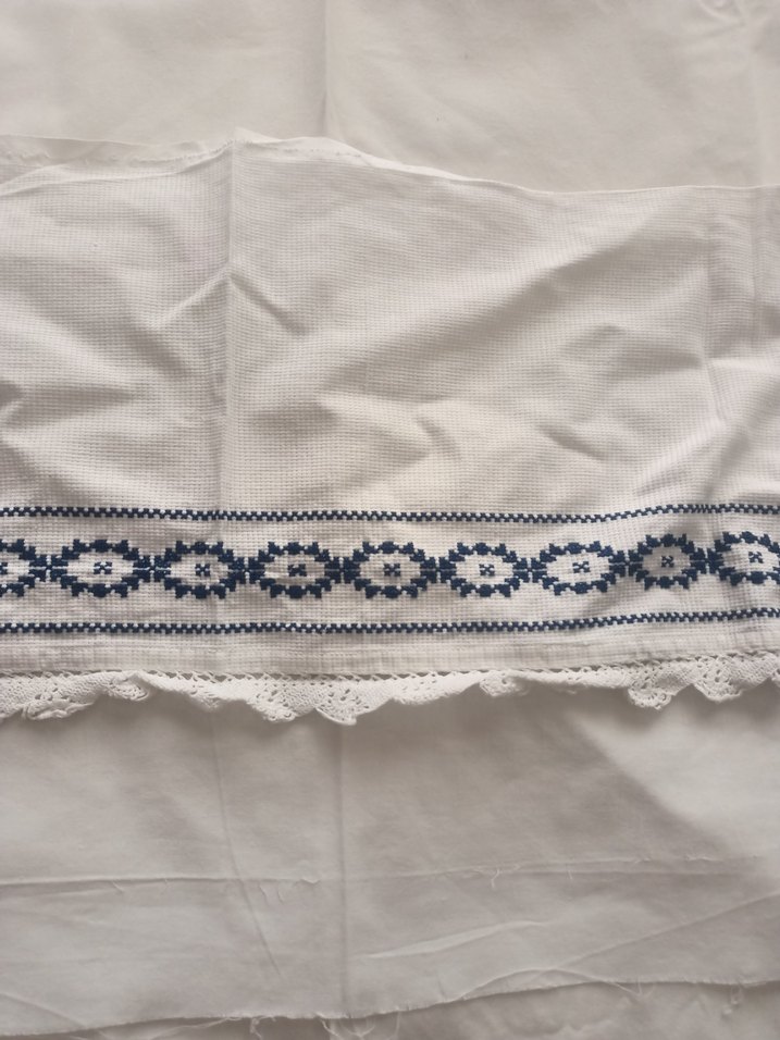 Çiçek Desenli Nakışlı El İşi Örtü - Görsel 3