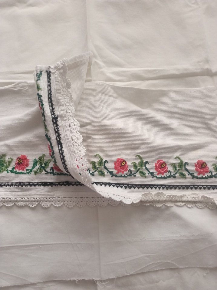 Çiçek Desenli Nakışlı El İşi Örtü - Görsel 2