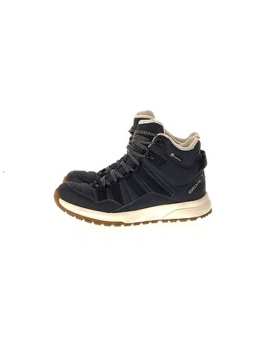 Quechua Bot %70 İndirimli.