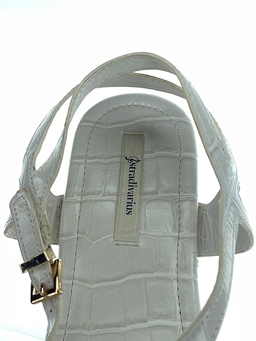 38 Beden beyaz Renk Stradivarius Sandalet %70 İndirimli.
