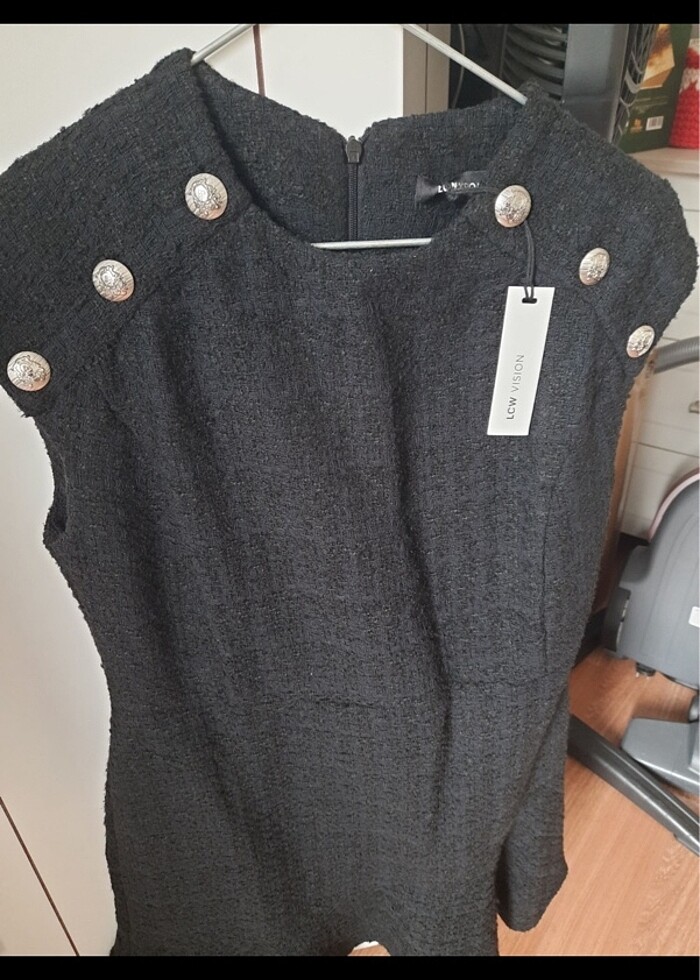 Siyah düğme detay elbise - Görsel 2